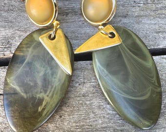 Kolczyki z żywicy w kolorze oliwkowym | Geometryczne kolczyki w kolorze złota