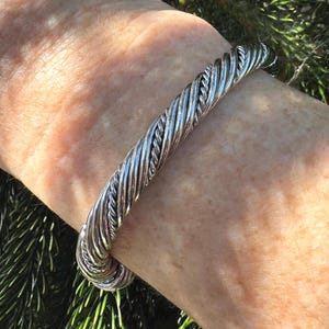 Vintage Silver Tone Twisted Cable Cuff Bracelet – Designer Style Statement Bangle
