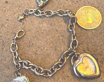 Bracciale con ciondolo vintage con orologio a forma di cuore, moneta "Ti amo", pietra verde, ciondoli inglesi