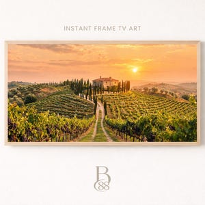 Könnte beinhalten: Gerahmter Kunstdruck mit einer toskanischen Landschaft bei Sonnenuntergang. Das Bild zeigt eine Villa mit Weinbergen und Zypressen. Ein Feldweg führt zum Haus. Der Himmel ist warm orange und gelb.