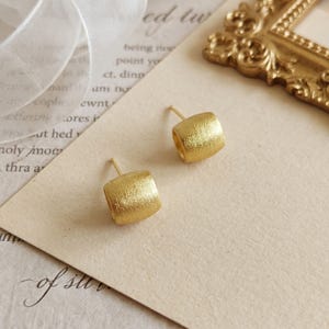Clous d'oreilles mats dorés, Boucles d'oreilles en or minimalistes, Clous dômes finition satinée, Bijoux modernes de tous les jours