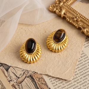 Örhängen med bruna stenar i 18 karat guld, ovala örhängen, vintage statement-örhängen, texturerade guldsmycken, present till henne