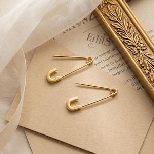 Örhängen med säkerhetsnålar i guld, minimalistiska örhängen med gem, geometriska guldörhängen, moderna smycken, present till henne