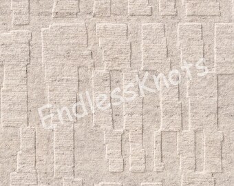 Könnte beinhalten: Ein hellbeiger Teppich mit einem strukturierten, erhabenen geometrischen Muster aus rechteckigen Blöcken in versetzter, vertikaler Anordnung. Die Oberfläche hat einen sichtbaren Flor und der Text EndlessKnots ist diagonal aufgedruckt.