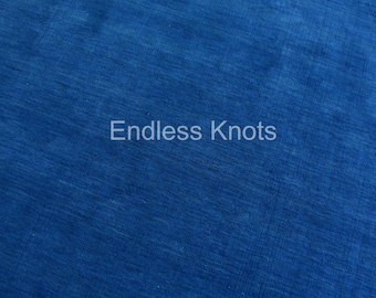 Könnte beinhalten: Ein einfarbiger blauer Stoff mit einer sichtbaren Webstruktur und leichten Farbvariationen im gesamten Material. Der Text Endless Knots ist in Weiß in der Mitte des Bildes aufgedruckt und hebt sich deutlich vom tiefblauen Hintergrund ab.