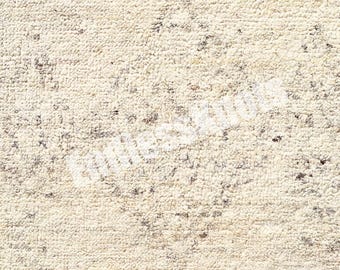 Könnte beinhalten: Ein strukturierter, cremefarbener Teppich mit einem abgenutzten Muster und verstreuten dunkelbraunen und grauen Flecken auf der gesamten Oberfläche. Das Wort "Endless Knots" ist in einer halbtransparenten weißen Schrift diagonal mittig aufgedruckt.
