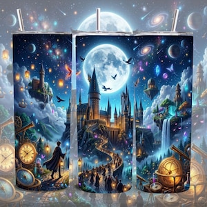 Könnte beinhalten: Ein zylindrischer Becher mit einer Fantasy-Schlossszene unter einem großen Vollmond und Sternenhimmel. Das Design zeigt schwebende Inseln, Wasserfälle, eine Person in einem dunklen Umhang sowie Navigationsinstrumente wie Uhren und Teleskope.