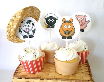 Könnte beinhalten: Vier Cupcakes, die mit Bauernhoftier-Toppern verziert sind. Die Topper sind eine Kuh, ein Schaf, ein Pferd und ein Schwein. Die Cupcakes sind mit weißem Frosting und bunten Streuseln verziert. Ein Cupcake hat einen Strohhut oben drauf.