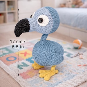 Könnte beinhalten: Eine weiße Keramik-Tasse mit schwarzem Henkel und dem Text "But First, Coffee" in handschriftlichem Stil. Die Tasse ist für Heißgetränke gedacht und hat eine glänzende Oberfläche.