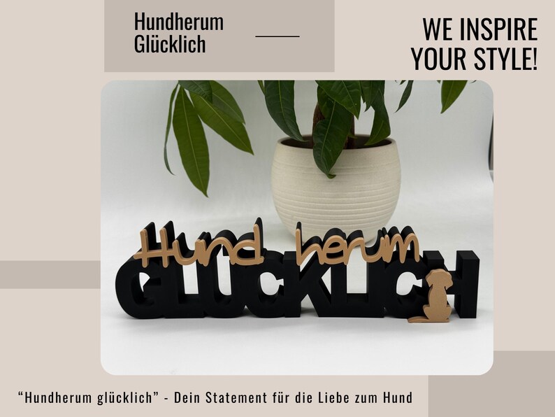 Ein Aufsteller mit den Worten "Hundherum Glücklich" in Schwarz und Hellbraun, mit einer Hunde-Silhouette. Das Schild wird vor einer Topfpflanze mit grünen Blättern angezeigt. Der Text oben lautet "WE INSPIRE YOUR STYLE!" Hundherum glücklich  - Dein Statement für die Liebe zum Hund.