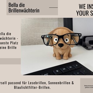 Bella auf dem Schreibtisch hinter einer Tastatur. Auch hier bewahrt sie Deine Brille vor Kratzern.