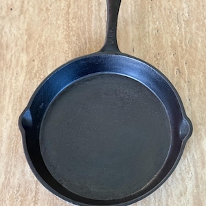 Vintage Cast iron skillet 10” Flat Bottom Frying Pan PreSeasoned -Unmarked