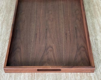 Otomana de madera de nogal estilo rústico con bandeja de servir y asas, con entrada frontal para recoger todo - Crate&Barrel