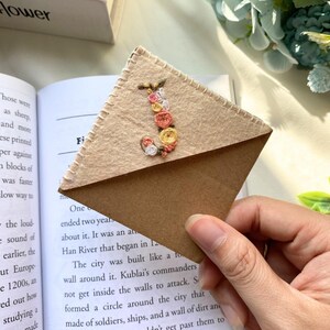 Segnalibro angolare personalizzato con iniziale ricamata a mano, fermapagina con monogramma, regalo personalizzato per gli amanti dei libri