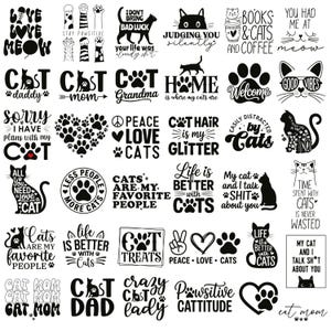 Può includere: Una collezione di disegni in bianco e nero a tema gatto con varie frasi di testo. I disegni includono sagome di gatti, impronte di zampe e testo come "Cat Daddy", "Peace Love Cats" e "Life is Better with Cats".