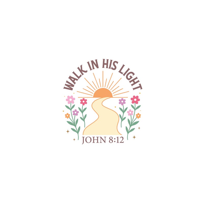 Op de afbeelding: Een cirkelvormige afbeelding met de tekst "WALK IN HIS LIGHT" boven een pad dat naar een zon leidt. De tekst "JOHN 8:12" staat onder het pad. Roze, oranje en paarse bloemen omlijsten het pad, op een witte achtergrond.