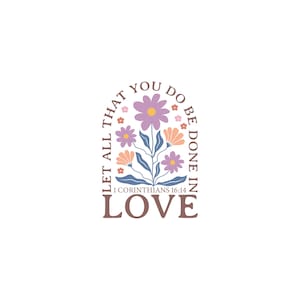 Op de afbeelding: Bloemenontwerp met de tekst "LET ALL THAT YOU DO BE DONE IN LOVE" en "1 CORINTHIANS 16:14". Het ontwerp toont paarse, perzik- en roze bloemen met blauwe stelen en bladeren, alles in een boogvormig frame.