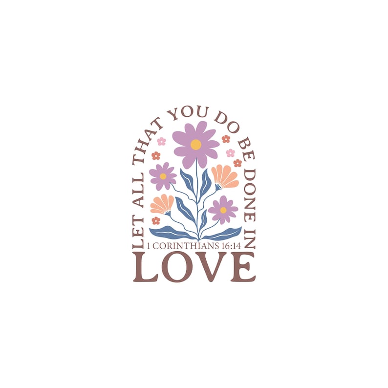 Op de afbeelding: Bloemenontwerp met de tekst "LET ALL THAT YOU DO BE DONE IN LOVE" en "1 CORINTHIANS 16:14". Het ontwerp toont paarse, perzik- en roze bloemen met blauwe stelen en bladeren, alles in een boogvormig frame.