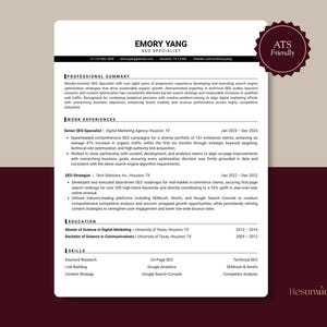 以下が含まれることがあります： 「Emory Yang, SEO Specialist」という名前の履歴書テンプレート。クリーンでモダンなレイアウトです。職務要約、職務経験、学歴、スキルなどのセクションが含まれています。右上にバーガンディ色の「ATS Friendly」バッジがあります。