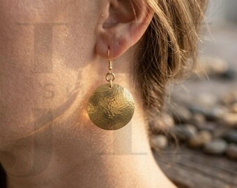 Pendientes de disco de latón martillado, joyería colgante llamativa de estilo bohemio en color dorado.