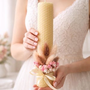 Puede incluir: Una taza de cerámica blanca con un asa negra y el texto "But First, Coffee" en negro, con una fuente de estilo manuscrito. La taza está sobre una superficie blanca.