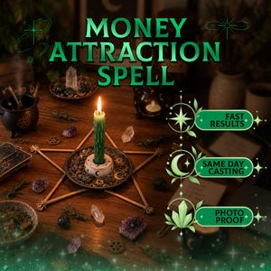 Puede incluir: Una vela verde texturizada en un soporte blanco sobre un pentagrama de madera, rodeada de cristales y un pequeño caldero negro. El texto dice MONEY ATTRACTION SPELL, FAST RESULTS, SAME DAY CASTING y PHOTO PROOF con iconos verdes.