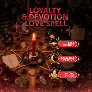 Könnte beinhalten: Eine rote Kerze steht in einer schwarzen Schale auf einem hölzernen Pentagramm, umgeben von Kristallen, Rosenblättern und einem kleinen Kessel. Der Text lautet: LOYALTY & DEVOTION LOVE SPELL, FAST RESULTS, SAME DAY CASTING, PHOTO PROOF und I see it, I want it, I work for it, I get it.
