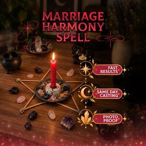 Könnte beinhalten: Eine rote Kerze in einem weißen Halter mit Mondmuster steht auf einem hölzernen Pentagramm-Rahmen, umgeben von Kristallen. Der Text lautet MARRIAGE HARMONY SPELL, FAST RESULTS, SAME DAY CASTING und PHOTO PROOF, neben kleinen schwarzen Kesseln.