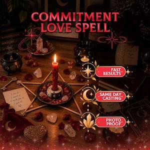 Könnte beinhalten: Eine rote Kerze in einem Halter auf einem hölzernen Pentagramm, umgeben von Kristallen, Rosenblättern und kleinen schwarzen Kesseln. Text: COMMITMENT LOVE SPELL, FAST RESULTS, SAME DAY CASTING, PHOTO PROOF, I see it, I want it, I work for it, I get it.