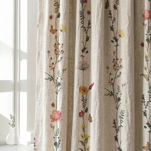 Gardinpanel i linne med vildblommor: Lantlig blommig fönstergardin