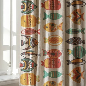 Può includere: Una tenda beige con un motivo ripetitivo di pesci stilizzati di varie forme e dimensioni. I pesci sono decorati con linee e motivi geometrici nei colori rosso, giallo, verde acqua, arancione e marrone scuro, disposti in colonne verticali.