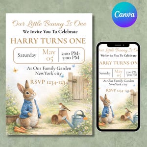 以下が含まれることがあります： 「Our Little Bunny Is One」と「Harry Turns One」のテキストが入った誕生日招待状。青いジャケットを着たウサギ、ニンジン、庭のシーンの水彩イラストが特徴です。同じ招待状が携帯電話に表示されています。