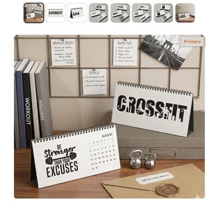 Puede incluir: Calendarios de escritorio con la palabra "CROSSFIT" y la frase "BE STRONGER THAN YOUR EXCUSES". El fondo incluye notas de entrenamiento, una lista de objetivos y una foto de un puente. Los calendarios están sobre una superficie de madera.