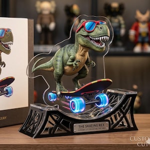 Op de afbeelding: Een groene Tyrannosaurus Rex-figuur met een rode zonnebril, rijdend op een skateboard met blauw oplichtende wielen. Het beeldje staat op een zwarte basis met de tekst "THE SKATING REX". Een verzamelobject.