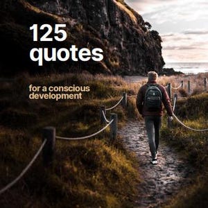 Könnte beinhalten: Buchcover mit dem Titel "125 quotes" in Weiß und dem Untertitel "for a conscious development". Eine Person mit Rucksack geht auf einem Pfad in Richtung Meer. Der Name des Autors, René Roldão, steht unten.