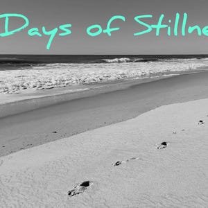 Könnte beinhalten: Schwarz-Weiß-Foto einer Strandlandschaft. Fußabdrücke im Sand führen zum Meer. Der Text "5 Days of Stillness" ist in türkisfarbener Schrift am oberen Rand des Bildes zu sehen.