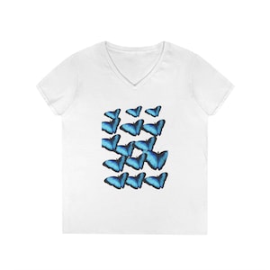 Jamz fashion by kim-marie Blå fjärilsmönstrad t-shirt | Fladdrande blå fjärilar V-ringad