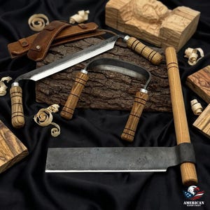 Juego de herramientas de carpintería forjadas a mano / Hacha de rajar, cuchillo de carpintero y cuchillo de desbaste recto con mangos de fresno y fundas de cuero.
