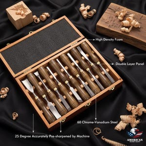 Könnte beinhalten: Ein Satz Holzmeißel in einer Holzkiste. Die Meißel haben Holzgriffe und Metallklingen. Die Kiste ist mit Schaumstoff ausgekleidet und trägt die Aufschriften "High Density Foam", "Double Layer Panel", "60 Chrome-Vanadium Steel" und "25 Degree Accurately Pre-sharpened by Machine".