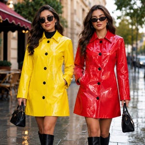 Può includere: Due impermeabili lucidi, uno giallo brillante e uno rosso vivace, caratterizzati da colletto classico, maniche lunghe e chiusura frontale con bottoni. Ogni cappotto è abbinato a una borsa, occhiali da sole e stivali di colore nero.