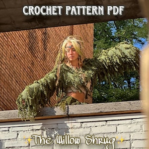 Può includere: Un modello PDF all'uncinetto per "The Willow Shrug" è mostrato. L'immagine mostra una persona che indossa uno shrug all'uncinetto verde con frange. Il testo "beginner friendly" è sopra il testo "CROCHET PATTERN PDF". Il testo "The Willow Shrug" è sotto.