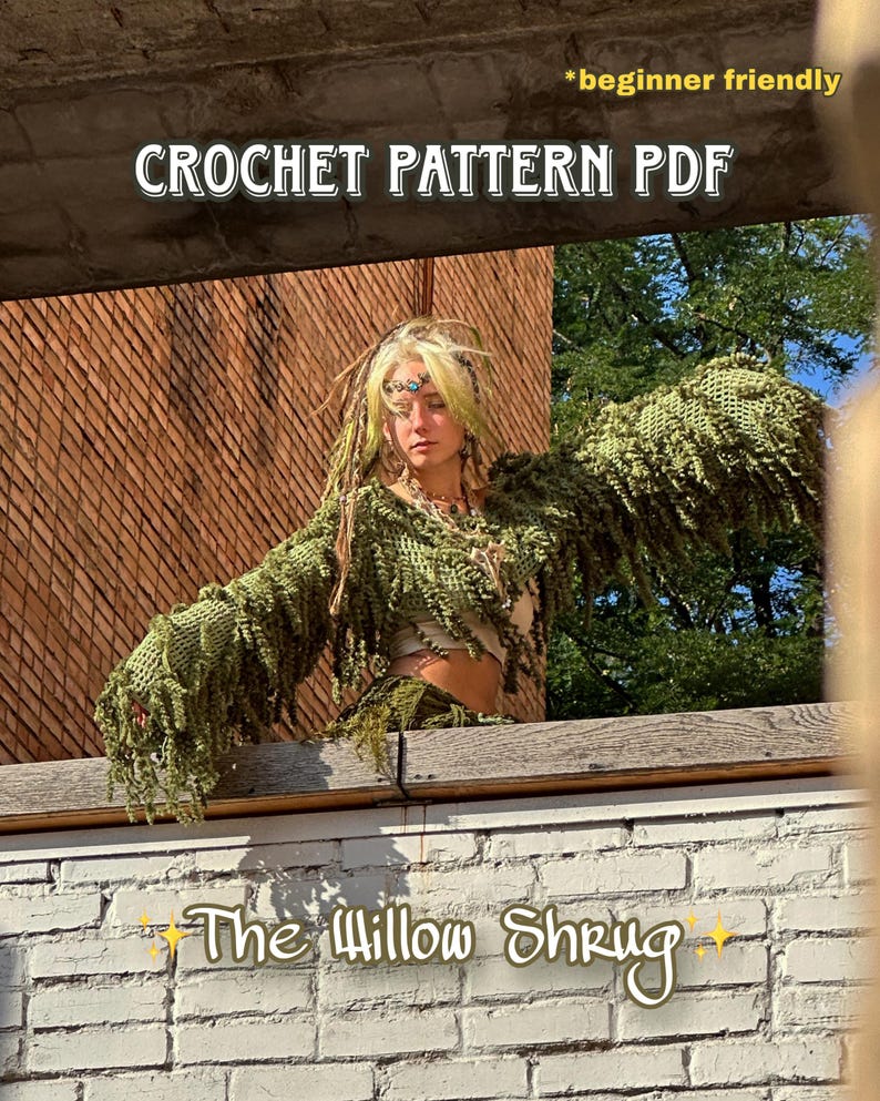 Puede incluir: Se muestra un patr&oacute;n de crochet PDF para "The Willow Shrug". La imagen muestra a una persona que lleva un shrug de ganchillo verde con flecos. El texto "beginner friendly" est&aacute; encima del texto "CROCHET PATTERN PDF". El texto "The Willow Shrug" est&aacute; debajo.