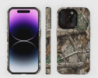 Capa para iPhone com estampa camuflada de floresta, resistente a impactos e com dupla camada de proteção.