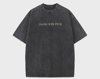 Camiseta Faith Over Fear Vintage Acid Wash, tamanho grande, estilo streetwear cristão.