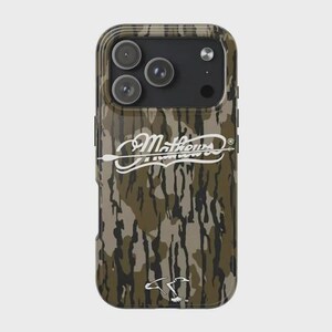 K&ouml;nnte beinhalten: Eine Handyh&uuml;lle mit Camouflage-Muster, mit dem wei&szlig;en Schriftzug "Mathews", einem Pfeil und einem Entenlogo. Die H&uuml;lle hat eine gl&auml;nzende Oberfl&auml;che und einen Kameraausschnitt.