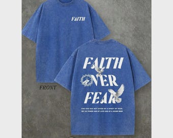 Camiseta vintage "Fé Acima do Medo" com estampa cristã em ambos os lados, modelagem ampla e estilo streetwear.