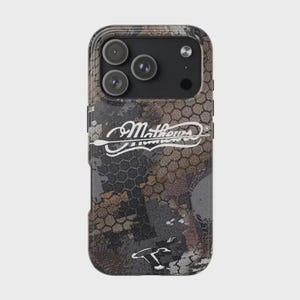 K&ouml;nnte beinhalten: Eine Handyh&uuml;lle mit Camouflage-Muster und dem Wort "Mathews" in wei&szlig;er Schrift. Die H&uuml;lle hat ein strukturiertes Design und ein Vogellogo. Entworfen f&uuml;r ein Telefon mit drei Kameralinsen.
