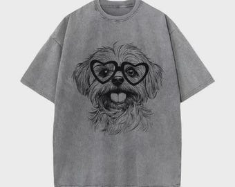 Camiseta com estampa de Shih Tzu em formato de coração e óculos, estilo streetwear em algodão lavado vintage.