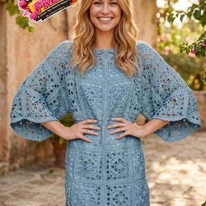 Könnte beinhalten: Hellblaues Häkelkleid mit quadratischem Muster und ausgestellten Ärmeln. Das Kleid ist knielang und hat eine taillierte Taille. Das Bild enthält den Text "BUY 1 GET 1 FREE" und "BUY 2 GET 2 FREE".