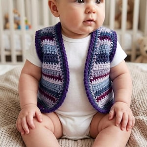 Könnte beinhalten: Ein Baby in einer handgefertigten Häkelweste. Die Weste hat ein gestreiftes Muster in Blau-, Lila- und Grautönen mit einem dunkelvioletten Rand. Das Baby trägt einen weißen Body.